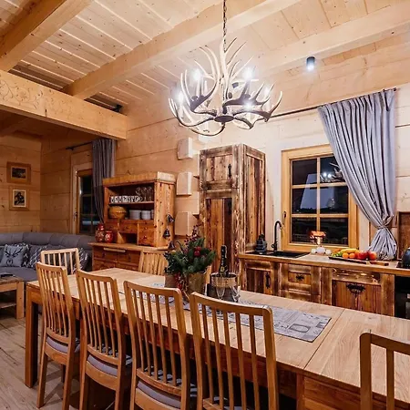 Feriehus A Large Mountain-style House With A Area Murzasichle